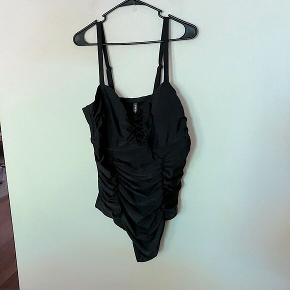 Torrid Women’s NWT’s Plus Size Wireless Lattice One-Piece Black Swimsuit Size 2X - Picture 5 of 14